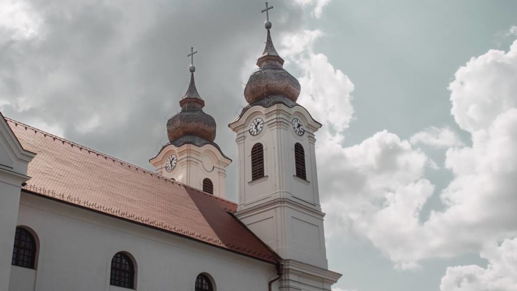A legjobb tihanyi szállások, Balaton, Apátság és panoptikum. Programok gyerekeknek.